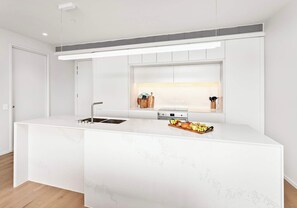 Een koelkast, een microgolfoven, een oven, een kookplaat