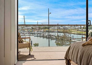 3 bedrooms, iron/ironing board, WiFi, bed sheets - Marinafront Retreat Shell Cove (Shell Cove)