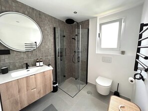 Dusche, Haartrockner, Handtücher, Seife