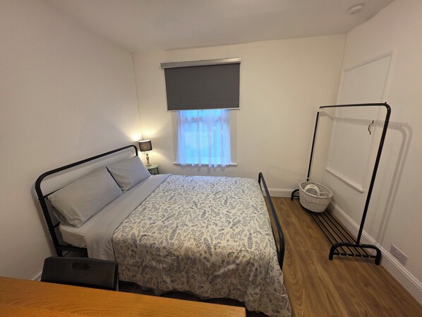 2 bedrooms, iron/ironing board, internet, bed sheets