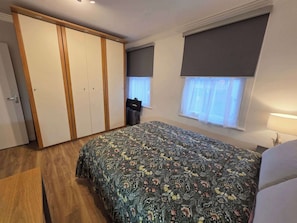 2 bedrooms, iron/ironing board, Internet, bed sheets