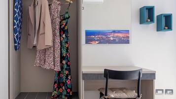 1 habitación, cubrecamas y cortinas blackout