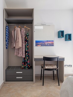 1 habitación, cubrecamas y cortinas blackout