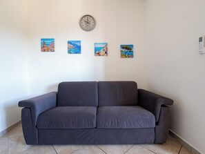 Leilighet – panorama, sjøutsikt | Oppholdsområde | En 40-tommers Flatskjerm-TV med digitale kanaler