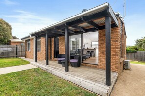 Outdoor dining - Jan Juc Living, Pet Friendly Coastal Escape for 6! (Jan Juc)