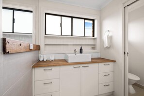 Shower, towels - Jan Juc Living, Pet Friendly Coastal Escape for 6! (Jan Juc)
