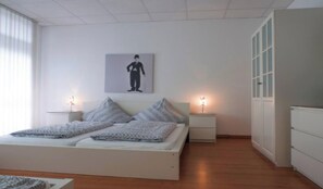 4 chambres, bureau, fer et planche à repasser, accès au Wi-Fi (inclus)