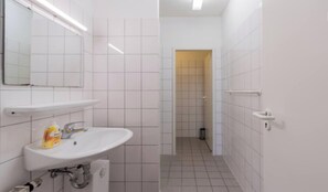 Secador de pelo, toallas, jabón, papel higiénico