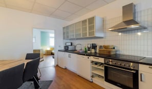 Micro-ondes, four, plaque de cuisson, cafetière/bouilloire
