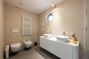 Standard Apartment, Multiple Bedrooms, Sea Facing (Sea View Apartment Genova Waterfront) | Bathroom | Shower, hair dryer, bidet, towels