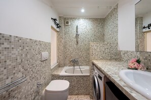 Combined shower/bathtub, hair dryer, bidet, towels - Genova House Historic Center (Genoa)