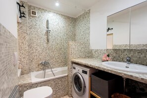 Combined shower/bathtub, hair dryer, bidet, towels - Genova House Historic Center (Genoa)