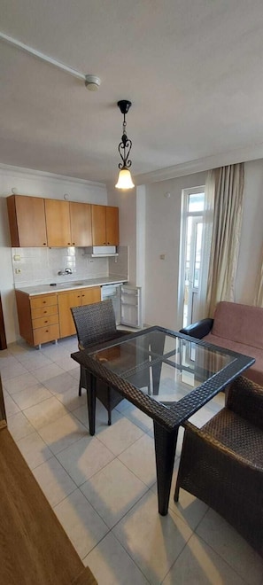 Economy Apartment, Balcony Air Conditioning With Extra Fee | Aire de séjour | Téléviseur à DEL de 32 po avec télévision par satellite