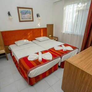 Standard Apartment, Balcony, City View  Air Conditioning With Extra Fee | 욕실 | 샤워 시설, 타월, 비누, 샴푸