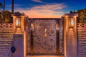 Exterior detail - Villa L'Orange Pool and Hot Tubs (Palm Springs)