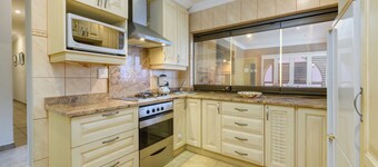 Charming Beachfront Retreat: Spacious 7-bedroom villa in delightful Margate