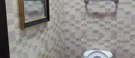 Un baño con un lavabo blanco, un inodoro y un espejo.