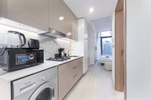 Réfrigérateur, micro-ondes, plaque de cuisson, grille-pain
