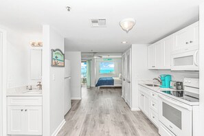 Refrigerador, microondas, cafetera/tetera, tostadora