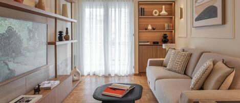Una sala de estar moderna con un sofá, una mesa de centro y una estantería.