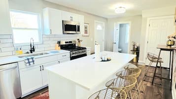 Frigorífico, microondas, horno y placa de cocina