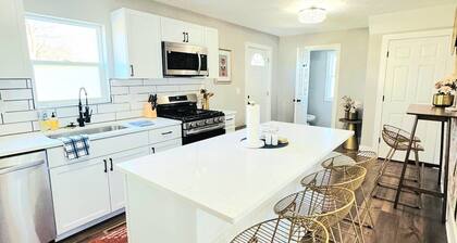 Cozy 4BD - Backyard Retreat - 3mins to Notre Dame