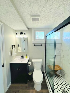 Een douche, een haardroger, handdoeken, zeep