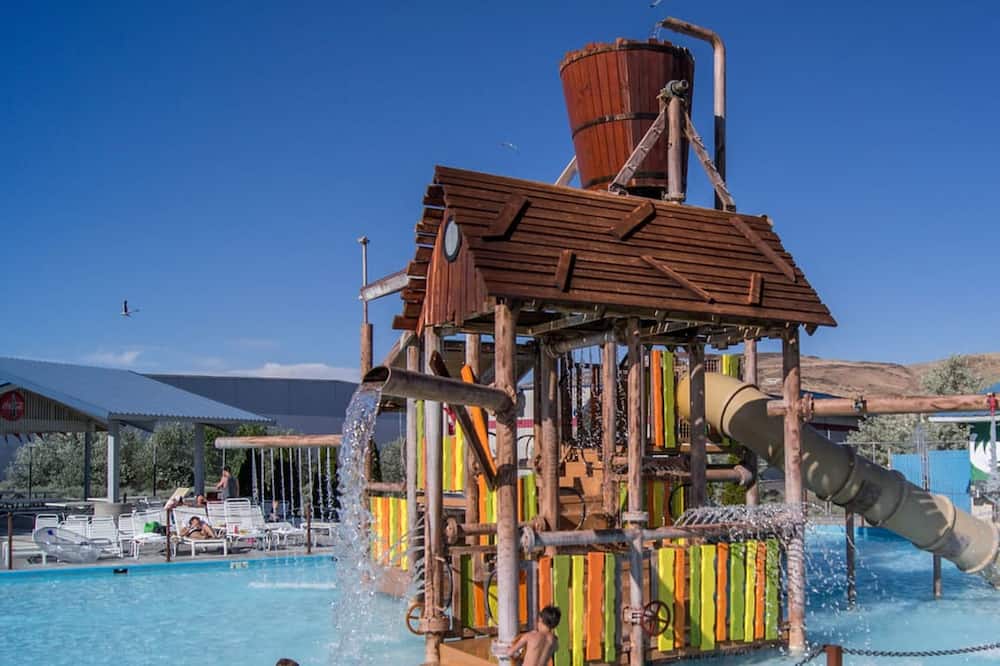 NEW Chic 2BR Stay With Heated Pool Gym Mini Golf