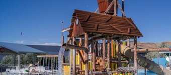 NEW Chic 2BR Stay With Heated Pool Gym Mini Golf