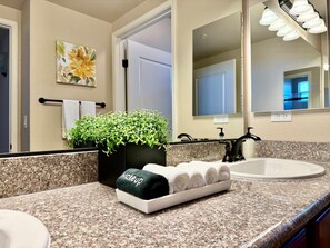 2 bedrooms, Internet - NEW Chic 2BR Stay With Heated Pool Gym Mini Golf (Reno)