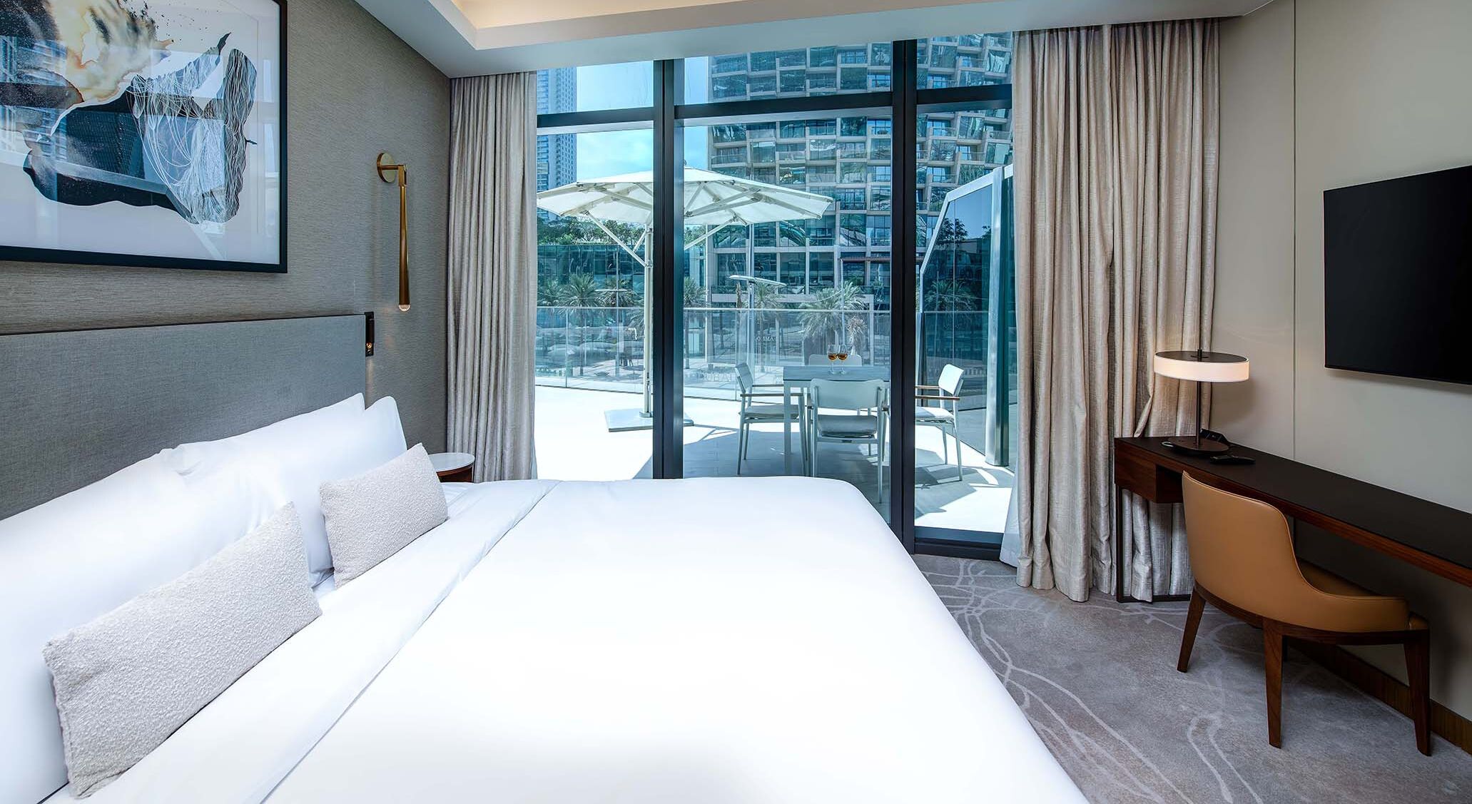 Escritorio, wifi gratis y ropa de cama 