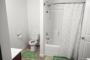 Secador de cabelo, toalhas de banho, sabonete, papel higiênico