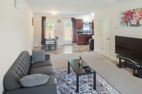 Charming 3bedroom house Fayetteville with WiFi, AC. and more. Start your getaway