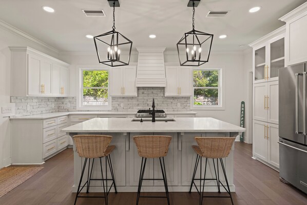 冷蔵庫、電子レンジ、オーブン、コンロ