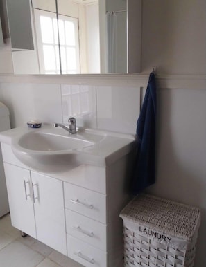 Towels, soap, toilet paper - Pet friendly ground level of 2-storey house with rural views (Kuttabul)