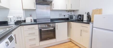 Apartamento | Cozinha privada | Geladeira grande, micro-ondas, fogão, cooktop