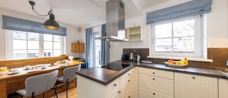 Appartamento City, balcone, vista montagna | Cucina privata | Frigorifero con congelatore, forno, piano cottura, lavastoviglie