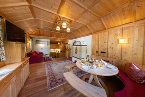Signatur-lejlighed - balkon - bjergudsigt | Opholdsområde