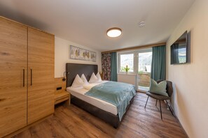 Desk, laptop workspace, blackout drapes, soundproofing - Appartements Fürstauer by we rent (Saalbach)