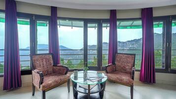 Premium Room, Valley View | Dining room