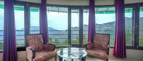 プレミアム ルーム バレービュー | ダイニングルーム