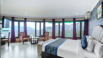 Premium Room, Valley View | Living area