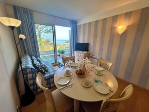 Dining - Seafront flat with indoor pool with stunning views (Plestin-les-Grèves)