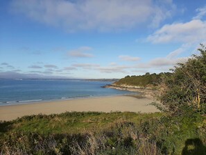 On the beach - Seafront flat with indoor pool with stunning views (Plestin-les-Grèves)