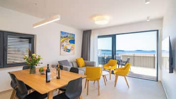 Deluxe Apartment, 3 Bedrooms, Sea View | Living area