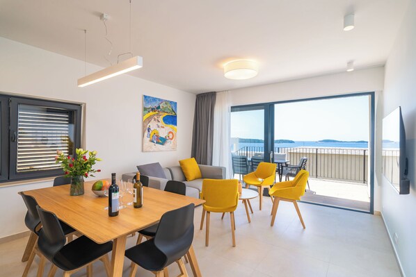 Deluxe Apartment, 3 Bedrooms, Sea View | Living area