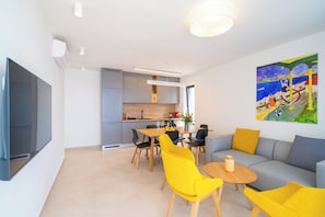 Deluxe Apartment, 3 Bedrooms, Sea View | Living area