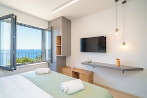 Deluxe Apartment, 3 Bedrooms, Sea View | 3 bedrooms, free WiFi