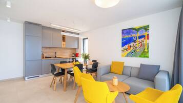 Apartamento Deluxe, 3 habitaciones, vistas al mar | Zona de estar