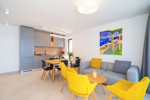 Deluxe Apartment, 3 Bedrooms, Sea View | Living area